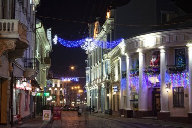 Olha Kobylyahska sokak ana yürüyüş sokak Chernivtsi içinde Noel dekorasyonu gece, Ukrayna ile