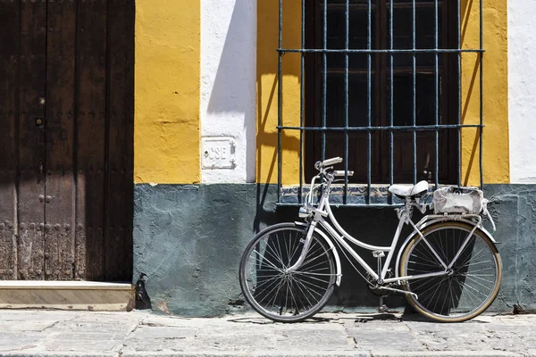 Vintage fiets voor het oude huis — Stockfoto