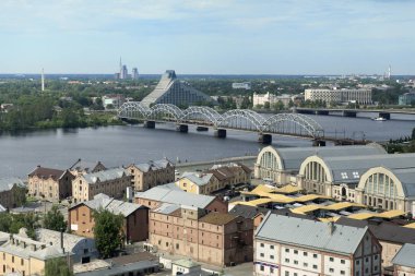 Riga Merkez Çarşı ve Letonya Milli Kütüphane