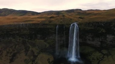 Sonbaharda Seljalandsfoss Şelalesi, Güney İzlanda, 1. Yol, havadan çekim