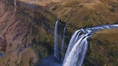 Sonbaharda Seljalandsfoss Şelalesi, Güney İzlanda, 1. Yol, havadan çekim