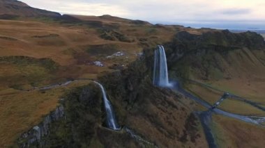Sonbaharda Seljalandsfoss Şelalesi, Güney İzlanda, 1. Yol, havadan çekim