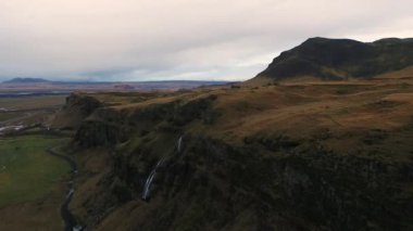 Sonbaharda Seljalandsfoss Şelalesi, Güney İzlanda, 1. Yol, havadan çekim