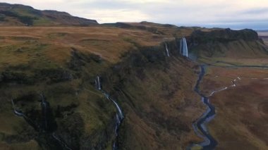 Sonbaharda Seljalandsfoss Şelalesi, Güney İzlanda, 1. Yol, havadan çekim