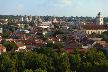 Vilnius cityscape tarihi binaları ve parkları ile yaz aylarında