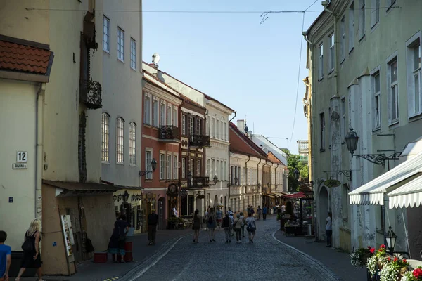 Vilnius, Litouwen - juni 2016: Sv. Jono straat in de zomer met cafes — Stockfoto