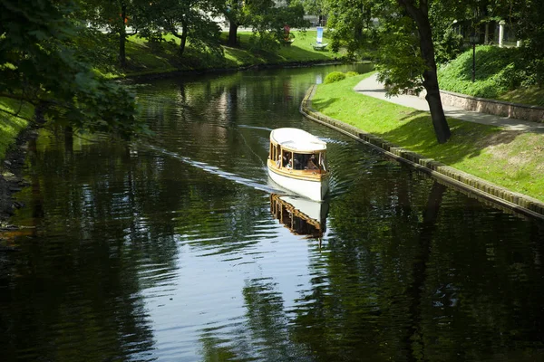 Dinghy em pilsetas kanals em um dia de verão, Riga, Letônia — Fotografia de Stock