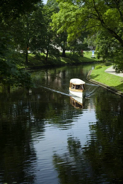 Dinghy em pilsetas kanals (lagoa da cidade) em um dia de verão, Riga, Letônia — Fotografia de Stock