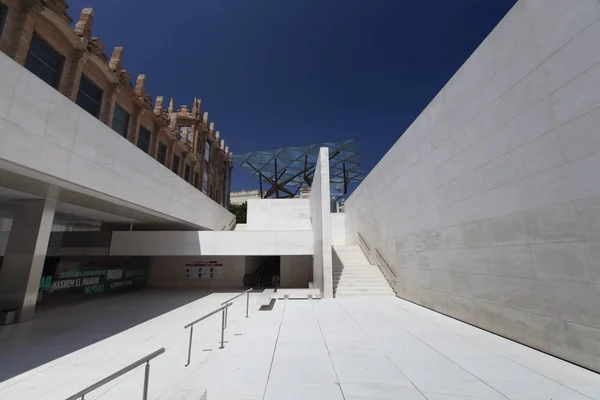 Arquitectura minimalista blanca del centro cultural CaixaForum en Barcelona —  Fotos de Stock