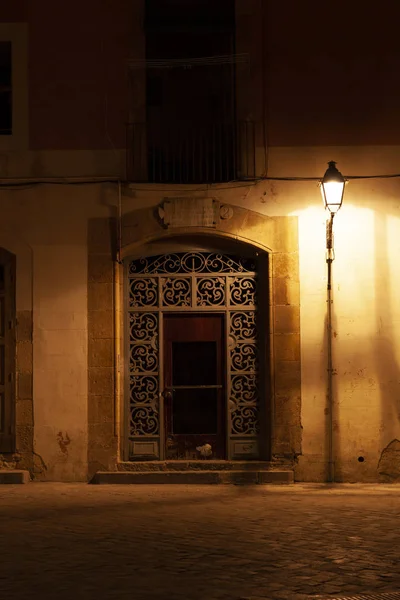 Barrio el Born på natten med gatubelysning, Barcelona, Spanien — Stockfoto