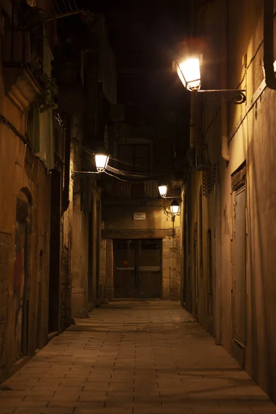Barrio el Nascido à noite com luzes de rua, Barcelona, Espanha — Fotografia de Stock