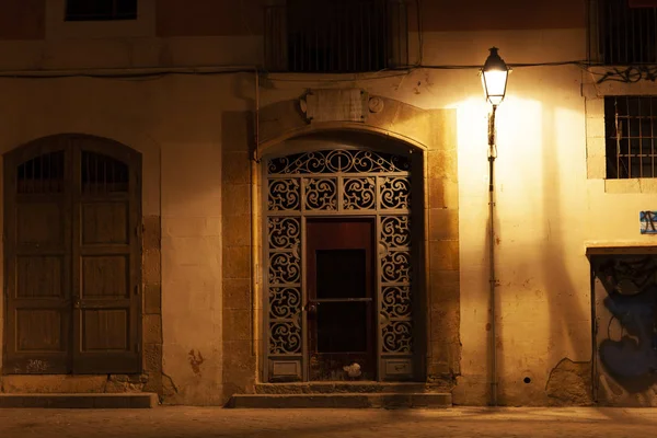 Ajtó: Barrio el született, az éjszakai utcai lámpák, Barcelona, Spanyolország — Stock Fotó