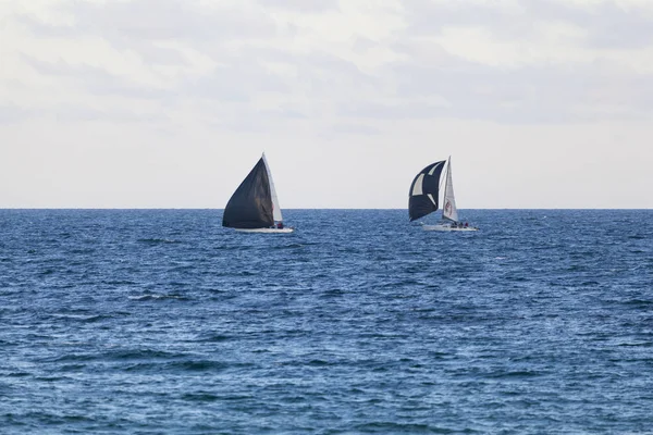 黑色的游艇在蓝色的水域航行 — 图库照片