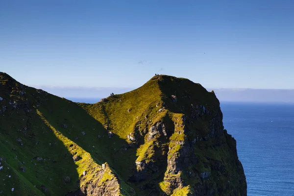 Kallur farol trilhas para caminhadas, Kalsoy Island, Ilhas Faroé — Fotografia de Stock