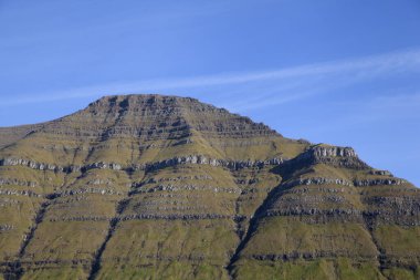 Piramit dağının yeşil çim yamacı