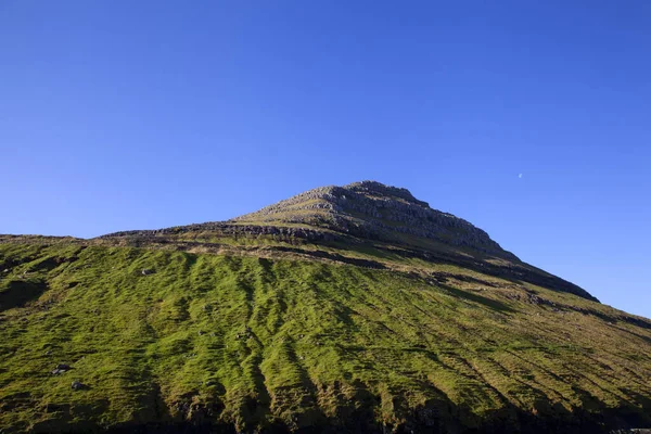 Groene grashelling van piramide berg — Stockfoto