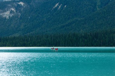 Emerald Gölü 'nde kano gezisi, Yoho Ulusal Parkı, British Columbia, Kanada
