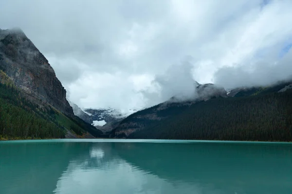 View Turquoise Waters Lake Louise Foggy Day Dramatic Sky Alberta — Stock Photo, Image