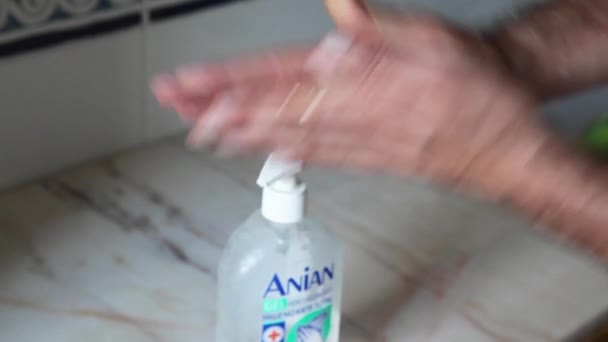Desinfectar Las Manos Con Desinfectante — Vídeo de stock