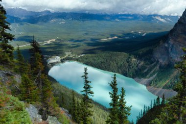 Louise Gölü ve Fairmont Şatosu Beehive 'den panoramik manzara, Banff Ulusal Parkı, Kanada