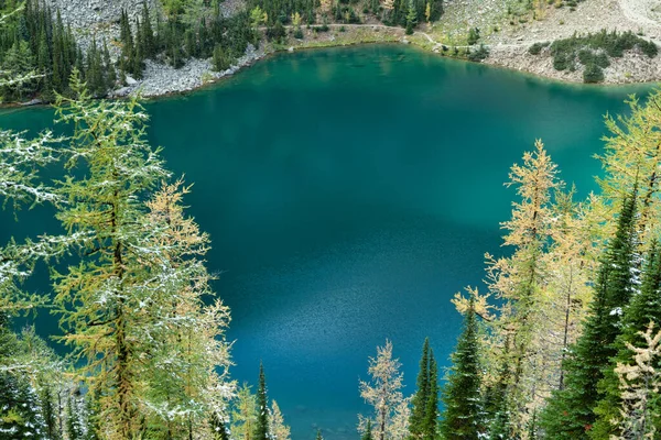 Lago Agnes Aguas Esmeralda Enmarcadas Con Alerces Otoño Cubiertos Nieve — Foto de Stock