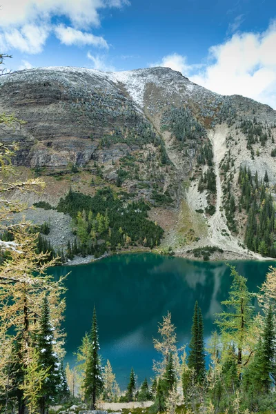 Águas Esmeralda Lago Agnes Emolduradas Com Larches Outono Cobertos Neve — Fotografia de Stock