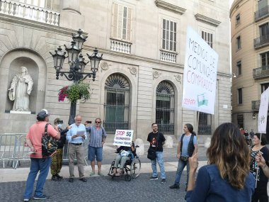 Barselona, İspanya - 20 Haziran 2020: Sant Jaume Meydanı 'nda 5g ve covid aşıya karşı manifestolar