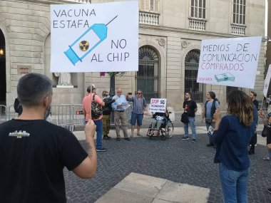 Barselona, İspanya - 20 Haziran 2020: Sant Jaume Meydanı 'nda 5g ve covid aşıya karşı manifestolar, sloganları olan insanlar sahte aşı ve yozlaşmış kitle iletişim araçları