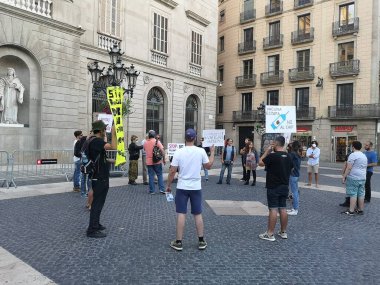 Barselona, İspanya - 20 Haziran 2020: Sant Jaume Meydanı 'nda 5g ve covid aşıya karşı manifestolar