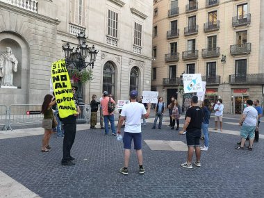 Barselona, İspanya - 20 Haziran 2020: Sant Jaume Meydanı 'nda 5g ve covid aşıya karşı manifestolar