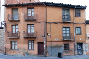 Leon, İspanya - 9 Aralık 2019: Leon, barrio humedo, Plaza de Puerta Obispo mimarisi