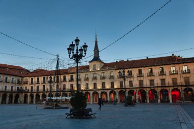 Leon, İspanya - 9 Aralık 2019: Alacakaranlıkta Plaza Mayor