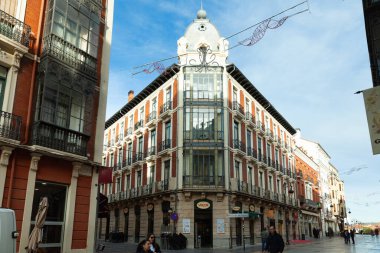 Oviedo, İspanya - 10 Aralık 2018: Calle ancha 8 ve Chocolateria Valor 'un mimarisi