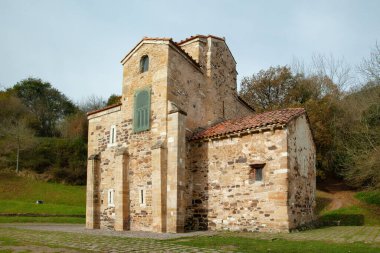Oviedo, İspanya - 11 Aralık 2018: San Miguel de Lillo Kilisesi