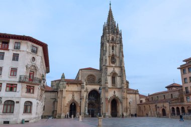 Oviedo, İspanya - 11 Aralık 2018: The Metropolitan Cathedral Basilica of the Holy Saviour or or or or Katedrali