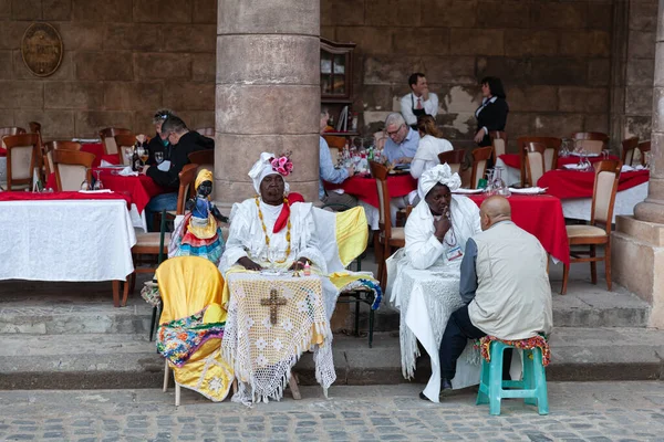 Havana, Küba - 1 Şubat 2015: Plaza de la Katedral 'de Küba Santeria uygulayıcıları
