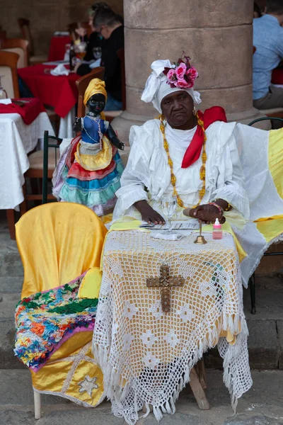 Havana, Küba - 1 Şubat 2015: Plaza de la Katedral 'de Küba Santeria uygulayıcıları