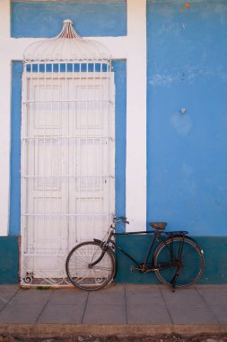 Trinidad, Küba - 2 Şubat 2015: Klasik bisiklet ve koloni mimarisi