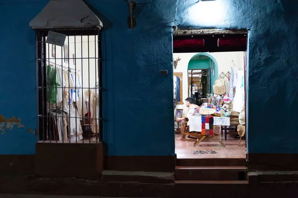 Trinidad Cuba Fevereiro 2015 Pessoas Que Trabalham Pequenas Lojas Lembranças — Fotografia de Stock