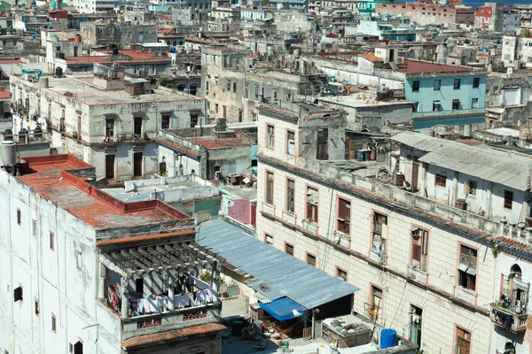 Havana, Küba - 8 Şubat 2015: Bacardi binasının çatıları ve şehir manzarası