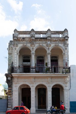 Havana, Küba - 8 Şubat 2015: Passeo Marti 'de balkon ve kemerli sömürge mimarisi örneği