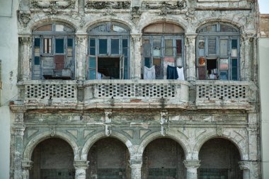 Havana, Küba - 8 Şubat 2015: Malecon 'da balkon ve kemerli koloni mimarisi örneği