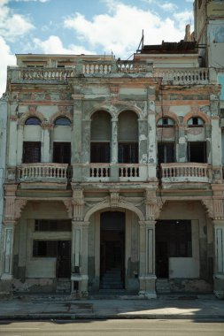 Havana, Küba - 8 Şubat 2015: Malecon 'da balkon ve kemerli koloni mimarisi örneği