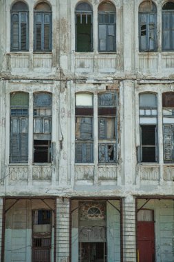 Havana, Küba - 8 Şubat 2015: Malecon 'daki çökmüş bina