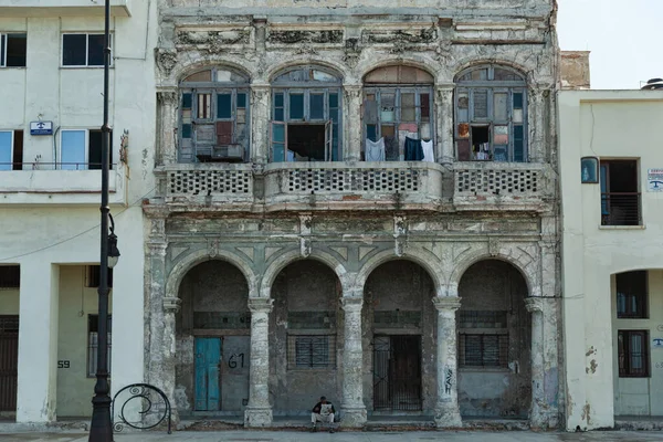 Havana, Küba - 8 Şubat 2015: Malecon 'da balkon ve kemerli koloni mimarisi örneği