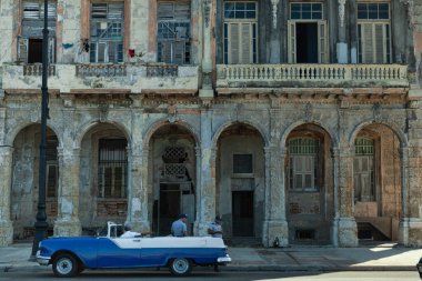 Havana, Küba - 8 Şubat 2015: Malecon 'da balkonlu ve kemerli koloni mimarisi örneği