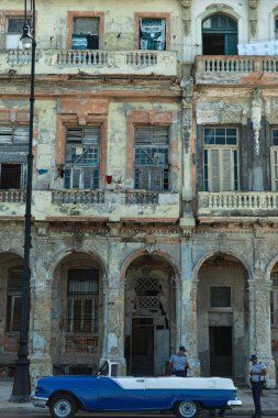 Havana, Küba - 8 Şubat 2015: Malecon 'da balkon ve kemerli koloni mimarisi örneği