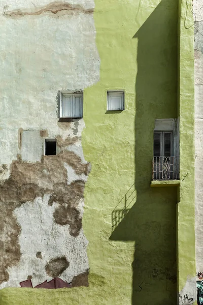 キューバ ハバナ 2月2015 スラムと自家製の窓を持つ緑の家 マレコンに沿って荒廃した建物 — ストック写真