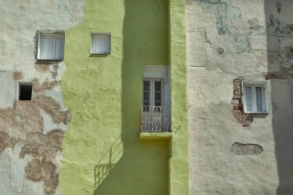 キューバ ハバナ 2月2015 スラムと自家製の窓を持つ緑の家 マレコンに沿って荒廃した建物 — ストック写真