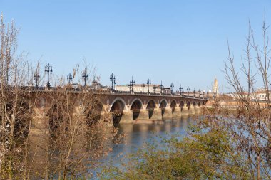 Bordeaux, Fransa: 22 Şubat 2020: Parlak güneşli bir günde Pont de Pierre (Taş Köprü)